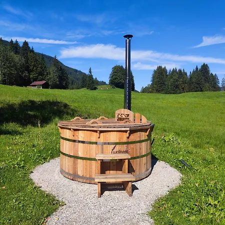 Idyllische Gruppenunterkunft Fuer Bis Zu 20 Personen - Zum Huettenklaus
